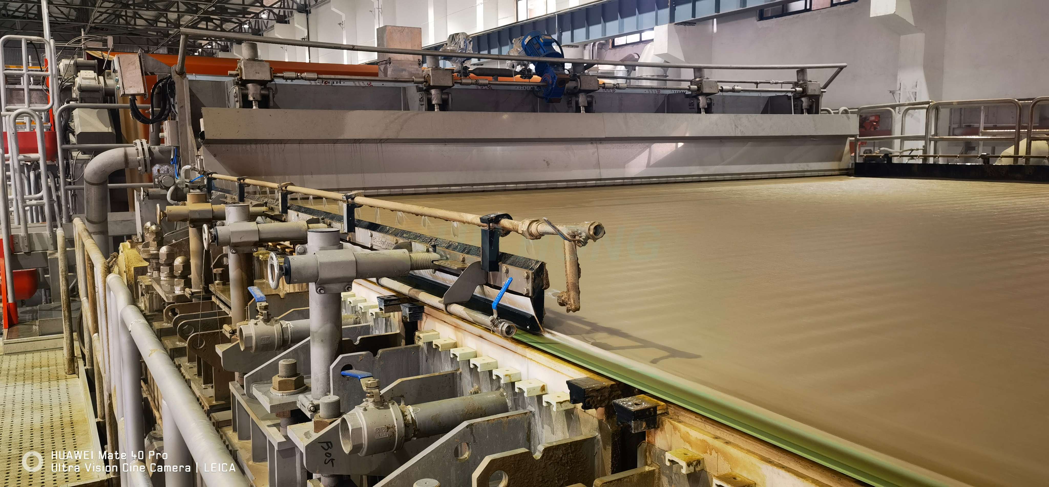 former du tissu sur une machine &agrave; papier