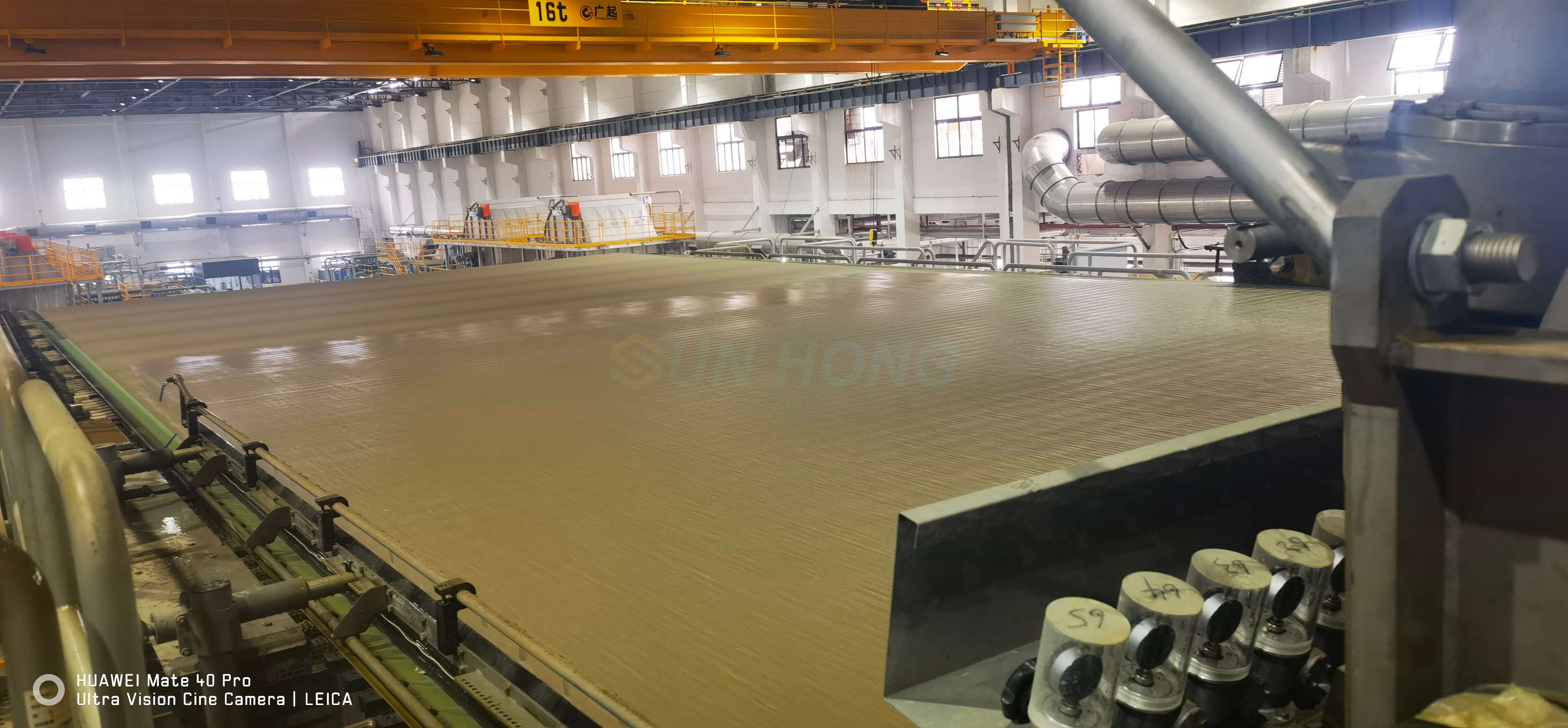 former du tissu sur une machine &agrave; papier