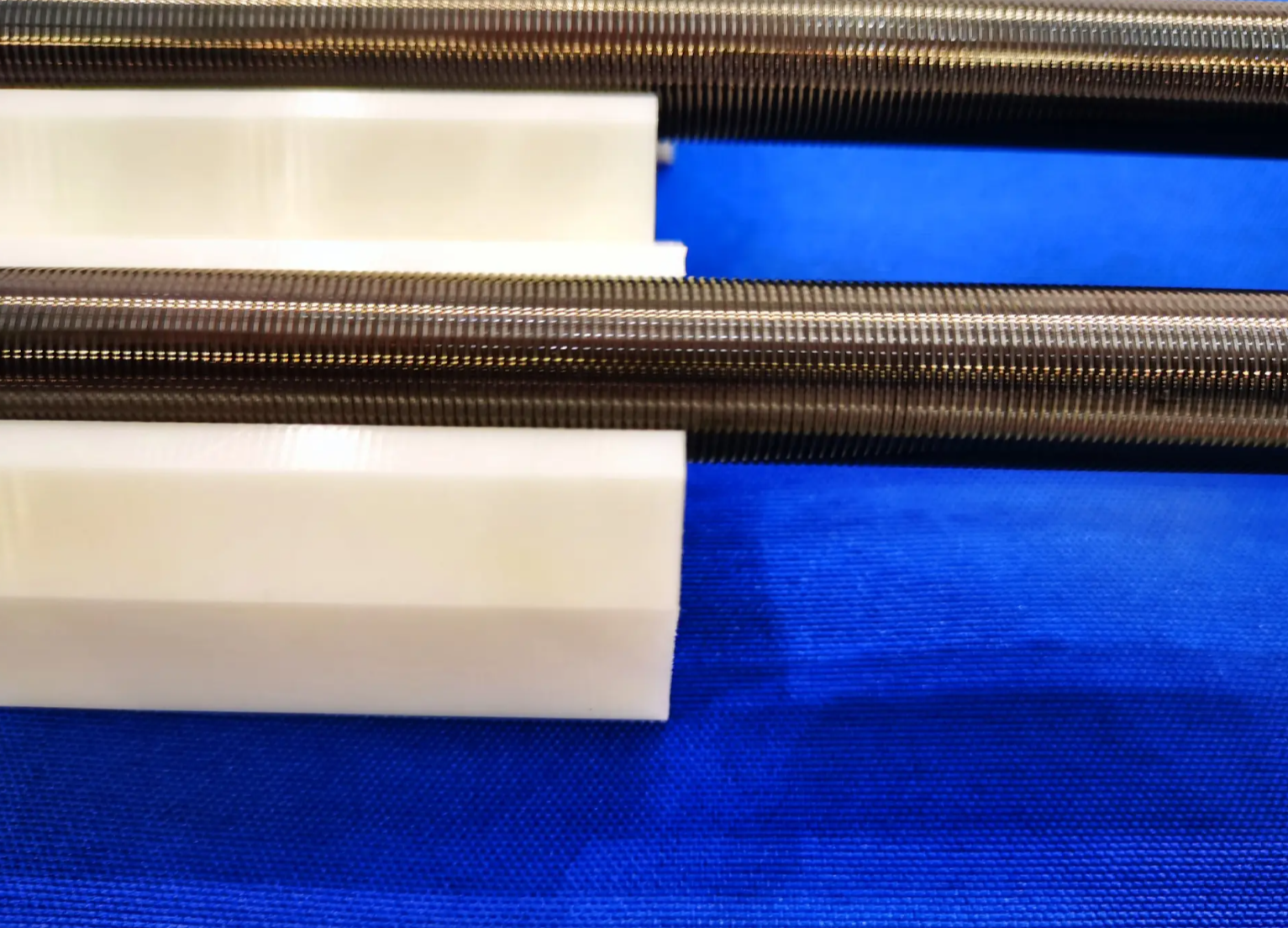 Tiges de dosage pour machine de revêtement de papier